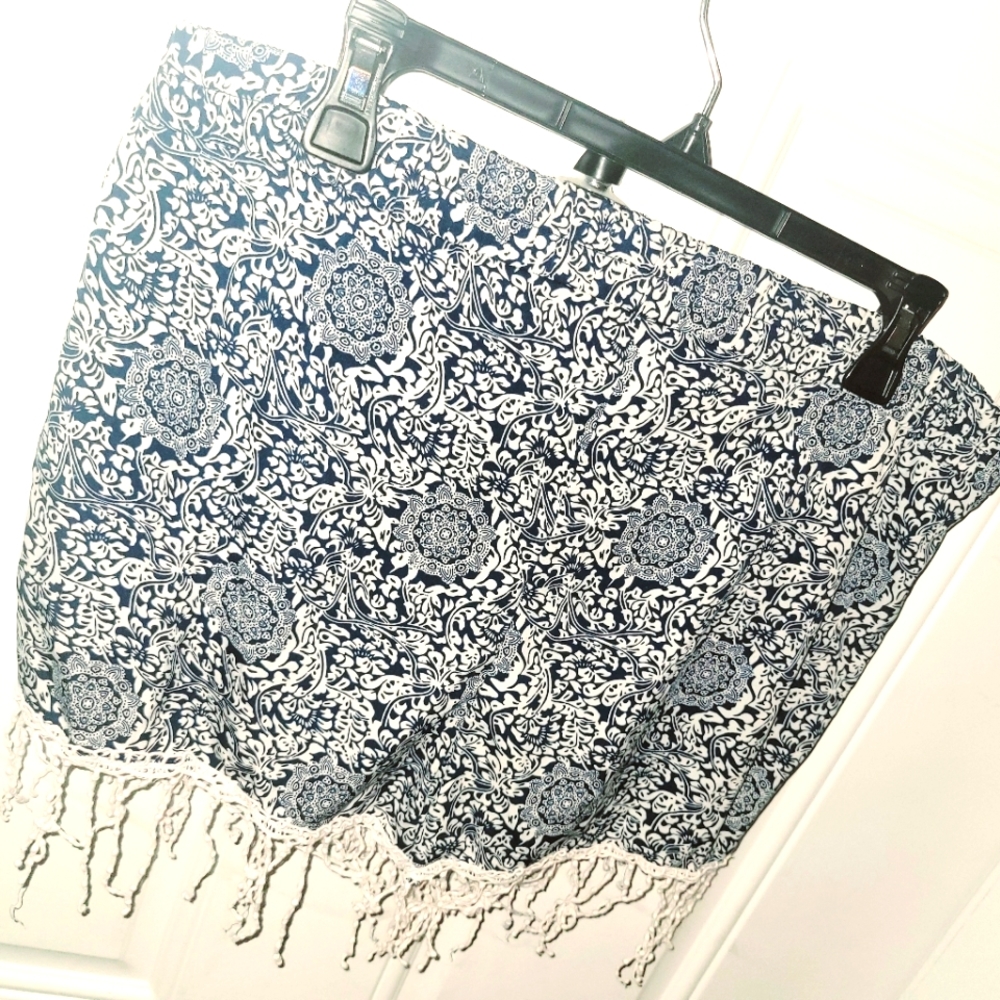 Women's Size L "Floral Pattern" Summer Shorts in Blue/White